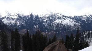 beautiful snow laden mountains in manali